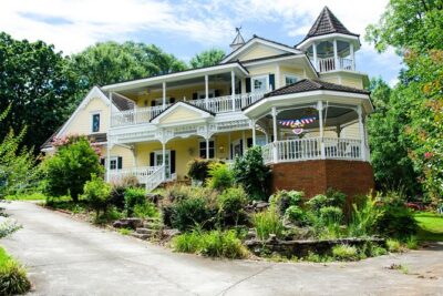 2.5 Hour Atlanta Local Food + Victorian Cemetery Tour - Start at Six Feet Under: the seafood tasting with a view