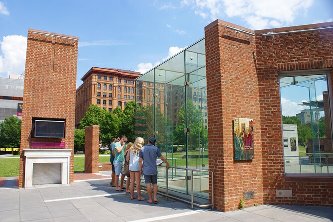 2.5 Hour Philadelphia History Tour with Washington War Tent Show - Starting at The Signer’s Garden (and setting the tone)