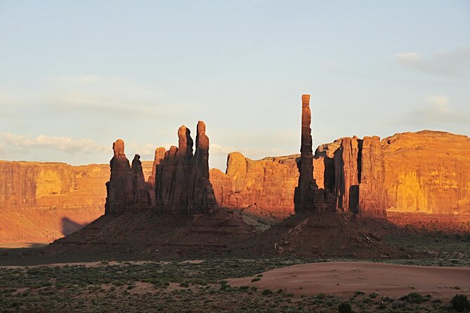 3.0 Hours of Monument Valley's Sunrise or Sunset 4×4 Tour - The classic overlooks: Mitten Buttes, Artist’s Point, and North Window