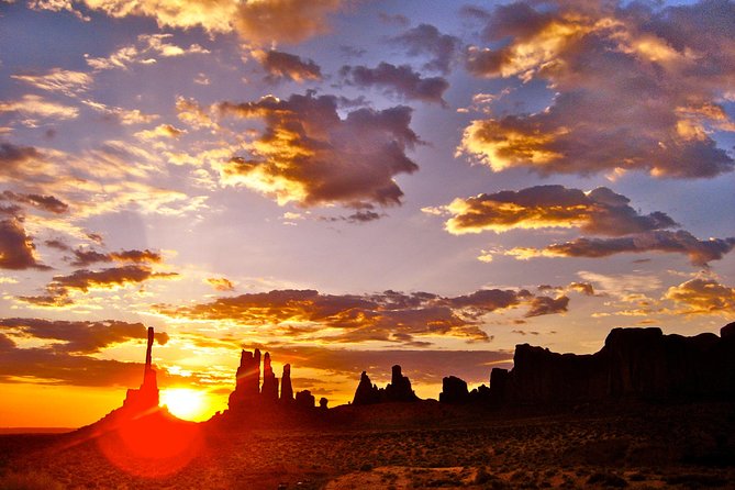 3 Hour Monument Valley Tour - Totem Pole and YeiBiChei Spires, plus Artists Point