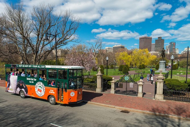 Boston Hop-On Hop-Off Trolley Tour with 13 Stops - The Live Guides: What Makes the Narration Feel Worth It