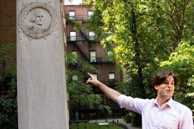 Boston's Freedom Trail: A Revolutionary Walking Tour - Starting at The Embrace: where to meet and how to find your guide