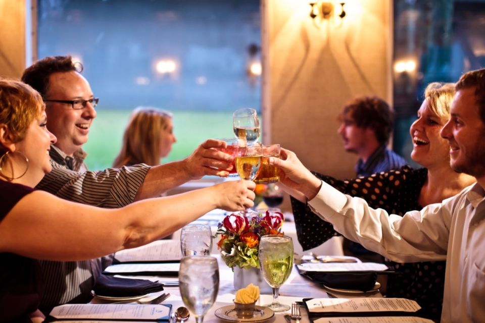 Charleston: Luxury Harbor Dinner Cruise - Music, bar, and pacing: how the night moves