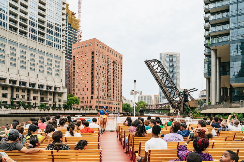 Chicago: Architecture River Cruise Skip-the-Ticket Line - The best times to go: daytime views vs. lit-up skyline