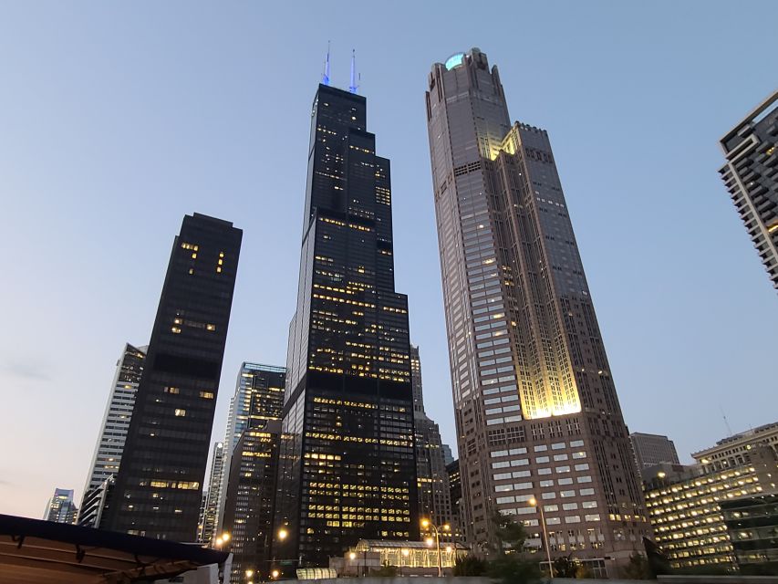 Chicago River: 1.5-Hour Guided Architecture Cruise - Cash bar, Garrett’s Popcorn, and Chicago-style treats