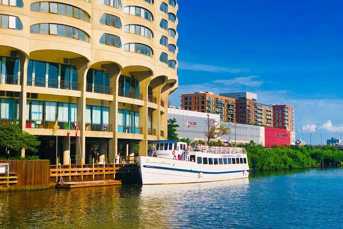 Chicago River 90-Minute Architecture Boat Tour - Live narration: how the guide keeps it from feeling like a lecture