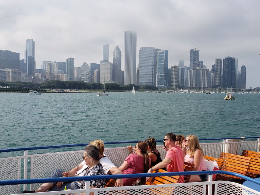 Chicago: Shoreline Lake Michigan Skyline Cruise - Audio commentary and city context in English or Spanish