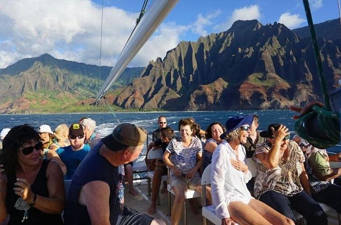Deluxe Na Pali Sunset Tour on the Lucky Lady - The included dinner and open bar: great value, with one caveat