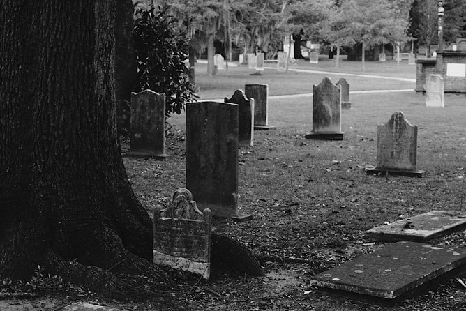 Genteel and Bard's Savannah Dark History and Ghost Encounter Walking Tour - Chippewa Square: A Popular Inn, and the Person Hidden in Plain Sight