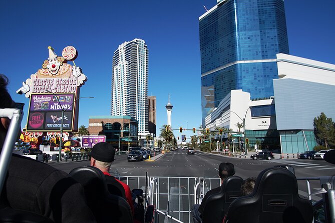 Giant Shopping Cart Limo Ride in Las Vegas - The Welcome to Fabulous Las Vegas Sign: quick icon stop, big photo payoff