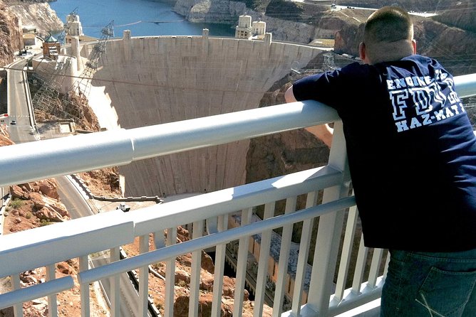 Hoover Dam Comedy Tour with Lunch and Comedy Club Tickets - Boulder City and dam-worker history from the window