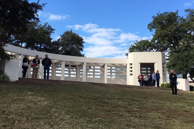 JFK Assassination and Museum Tour with Lee Harvey Oswald Rooming House - How the 3 hours work: transportation, an early walk, then museum time