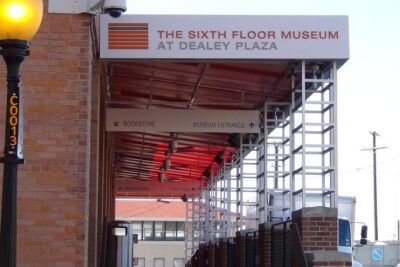 JFK Assassination Tour with Lee Harvey Rooming House - Starting at the JFK Memorial Plaza: fast orientation, fewer wrong turns