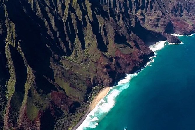 Kauai Deluxe Sightseeing Flight - A weather-permitting flyover: the three-waterfall line