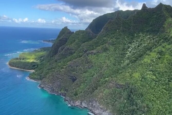 Kauai: Hughes 500 4-Passenger Doors-Off Helicopters - Manawaiopuna Falls: the Jurassic Park 380-foot moment