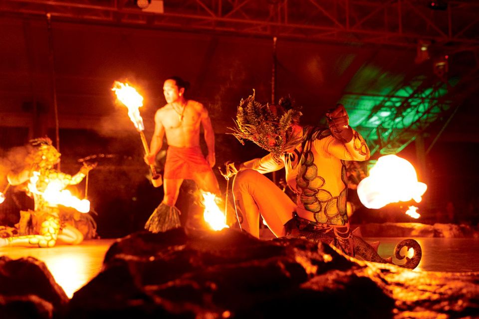 Kauai: Luau Kalamaku with Buffet Dinner & Show - Fire dancing and the live Hawaiian band: the parts that stick