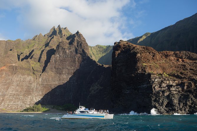 Kauai: Na Pali Sunset & Sightsee Boat Tour - Na Pali at sunset, from the water where it matters