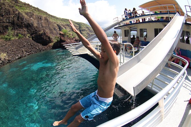 Kealakekua Bay Afternoon Snorkel: Family Fun on the Kona Coast - The onboard slides: real fun that doubles as a comfort trick