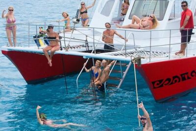 Kealakekua Bay (Captain Cook Monument) Snorkel and Sail Adventure - The 50-foot catamaran ride: comfort on the Kona coast