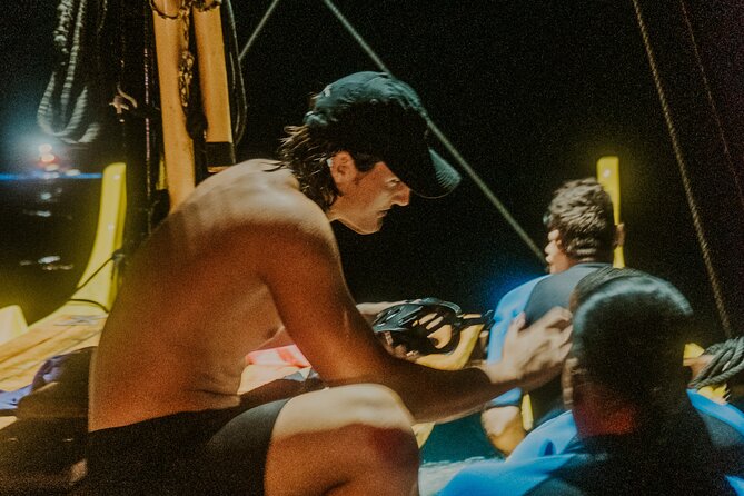 Manta Ray Snorkeling by Night in Kailua-Kona, Hawaii - Meeting at Kailua-Kona and getting suited up fast
