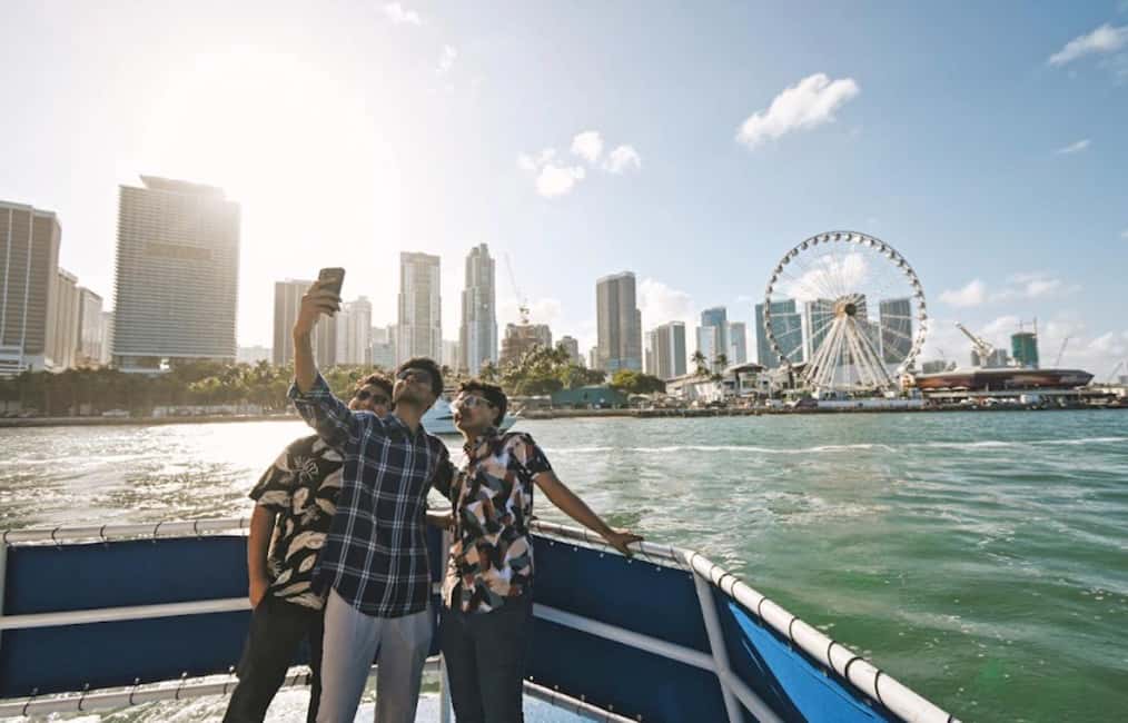 Miami: Biscayne Bay Millionaire's Homes Sightseeing Cruise - The onboard experience: guide style, music, and bilingual storytelling