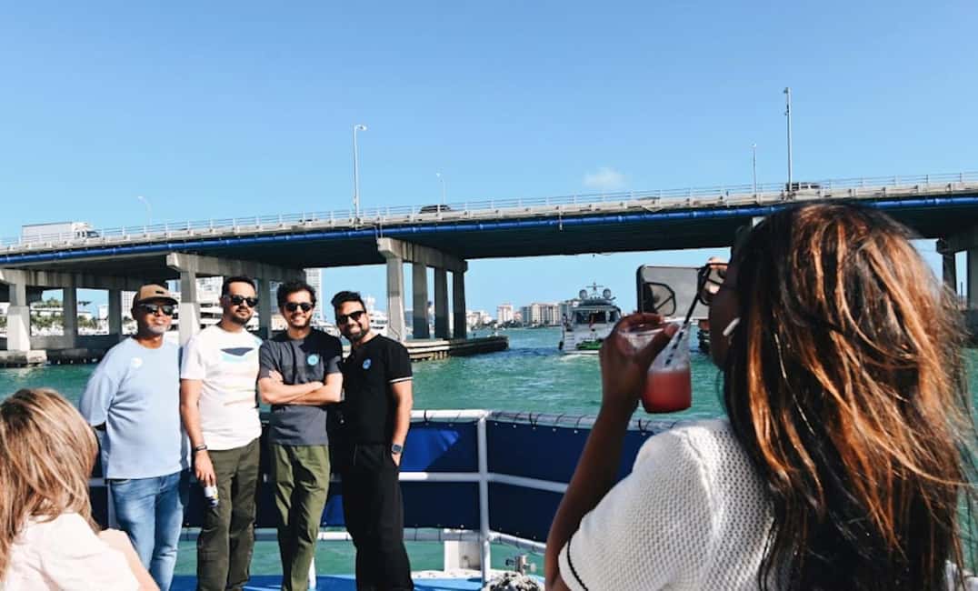 Miami: Biscayne Bay Millionaire's Homes Sightseeing Cruise - Drinks onboard: plan your budget for the bar