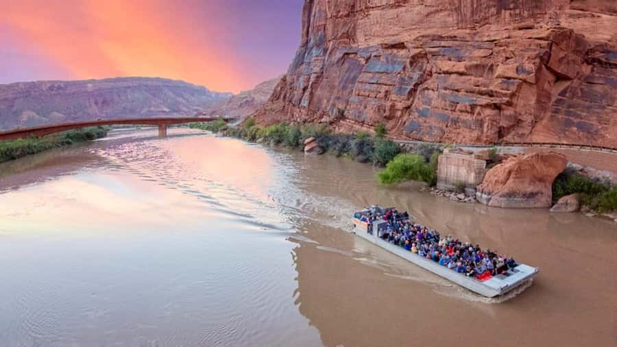 Moab: Colorado River Dinner Cruise with Music and Light Show - Why This Moab Dinner Cruise Feels Like a Night Event, Not Just Transport