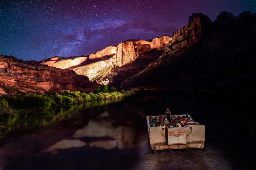 Moab: Colorado River Dinner Cruise with Music and Light Show - The Light Show on the Canyon Wall: 40,000 Watts of Natural Light