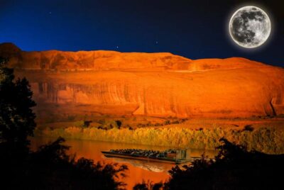 Moab: Colorado River Dinner Cruise with Music and Light Show - Boarding the Flat-Bottomed Boat: Calm Water and Easy Viewing
