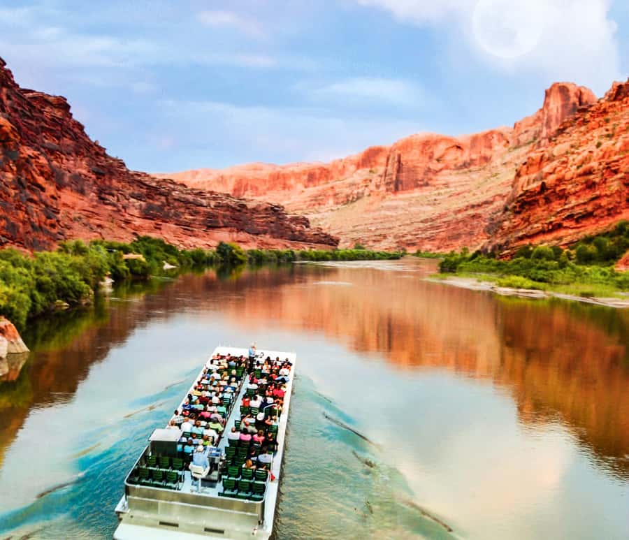 Moab: Colorado River Dinner Cruise with Music and Light Show - What You Should Bring (So the Night Feels Comfortable)