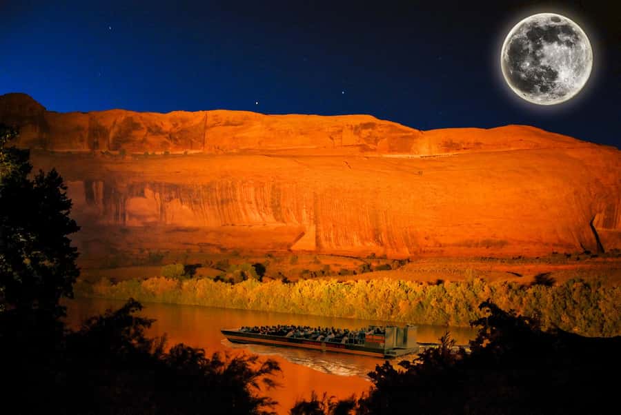 Moab: Colorado River Dinner Cruise with Music and Light Show - Boarding the Flat-Bottomed Boat: Calm Water and Easy Viewing