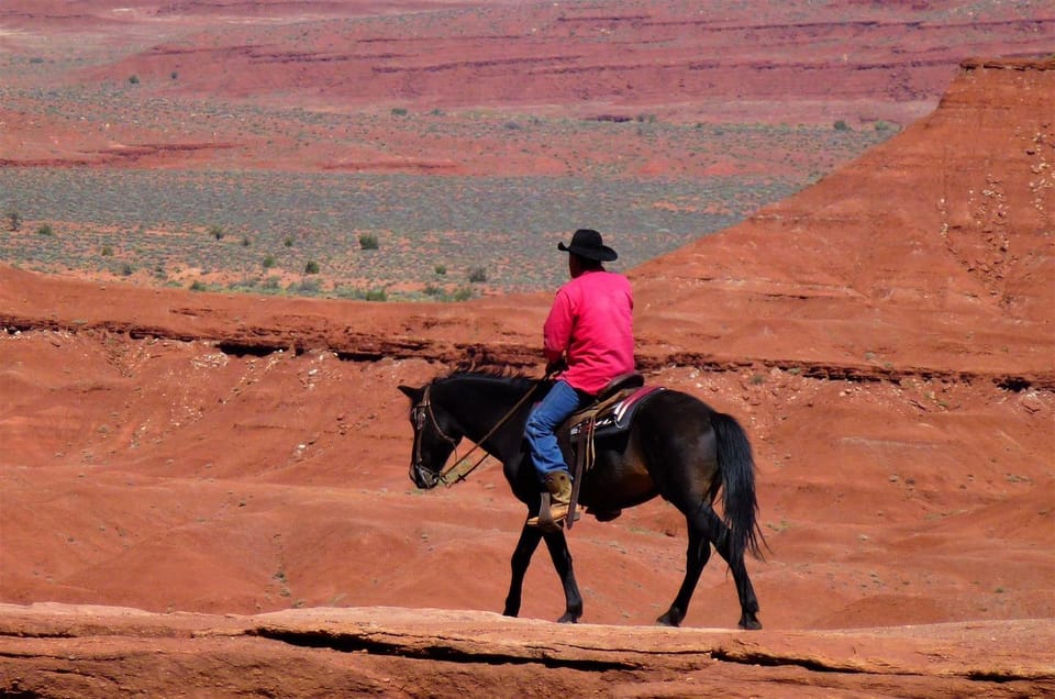 Monument Valley: Horseback Adventure Tour - Photo stops: getting the shots without the ride dragging