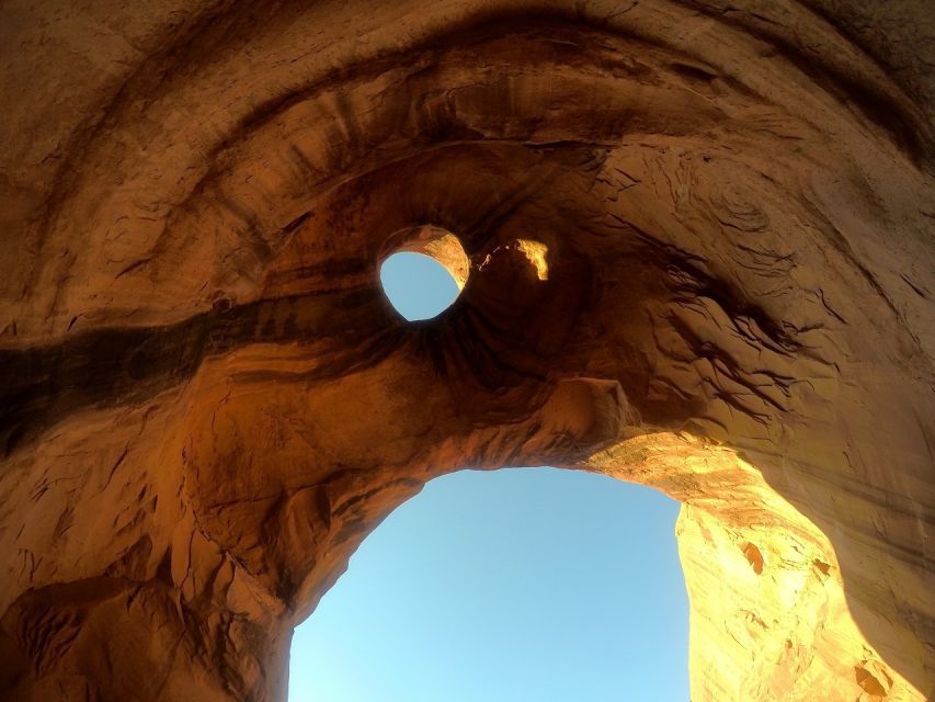 Monument Valley: Scenic 2.5-Hour Guided Tour - The Hogan stop: architecture, daily life, and why the door faces east