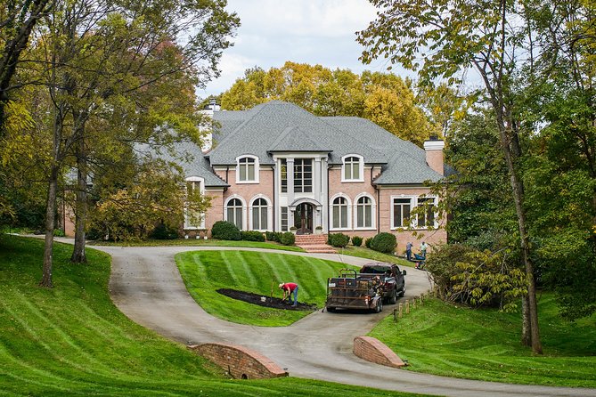 Nashville "Homes Of The Stars" Narrated Bus Tour with 30+ Celebrity Homes - How the tour fits into a tight Nashville schedule