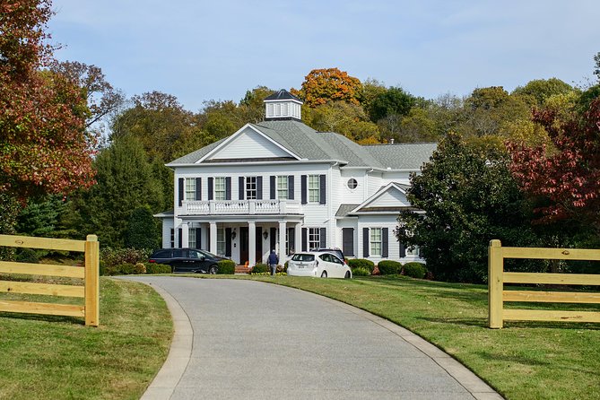 Nashville "Homes Of The Stars" Narrated Bus Tour with 30+ Celebrity Homes - The guide experience: humor, trivia, and why it can feel better than a photo stop