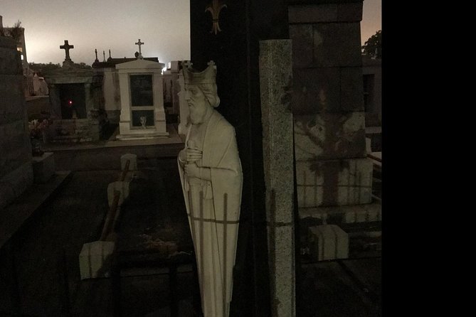New Orleans Dead of Night Ghosts and Cemetery Bus Tour - What about the ghost stuff and photos, really?