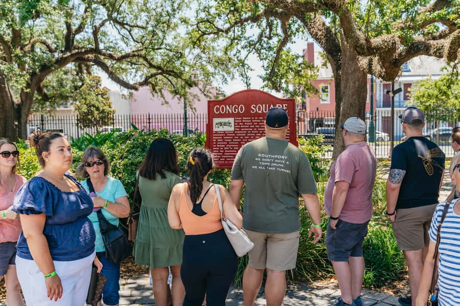 New Orleans: French Quarter, Voodoo and Cultural Experience - Meeting at Witches Brew Gallery: a loud start in Exchange Alley