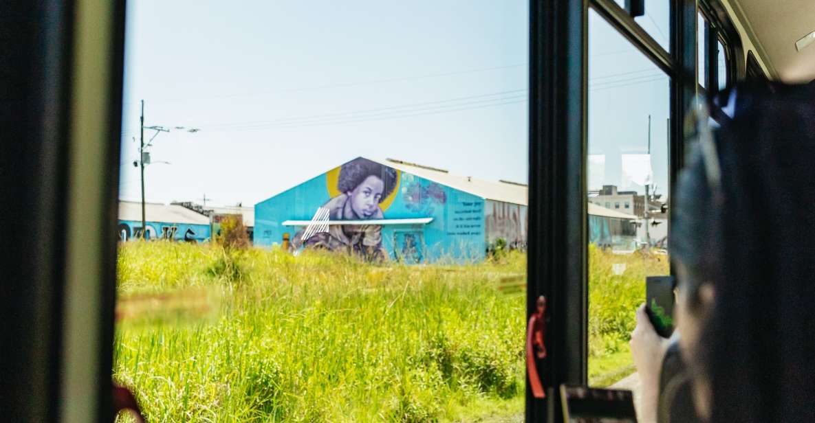 New Orleans: Sightseeing Bus Tour - Bon’s Street Food pickup and a bus that keeps you comfortable
