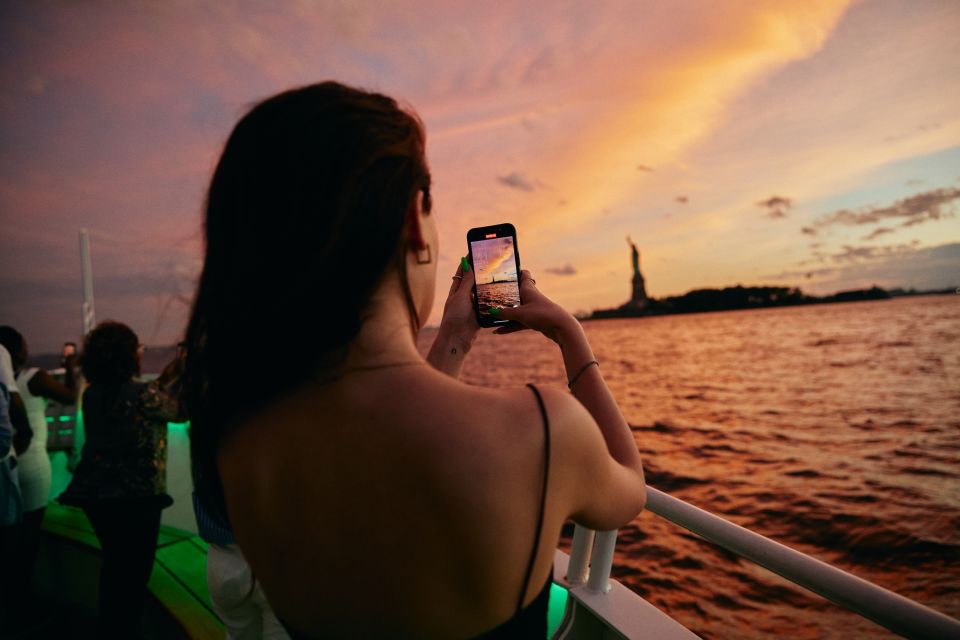 New York City: Gourmet Dinner Cruise with Live Music - Live Music Reality: Off-Broadway Talent and the VIP Sightline Factor