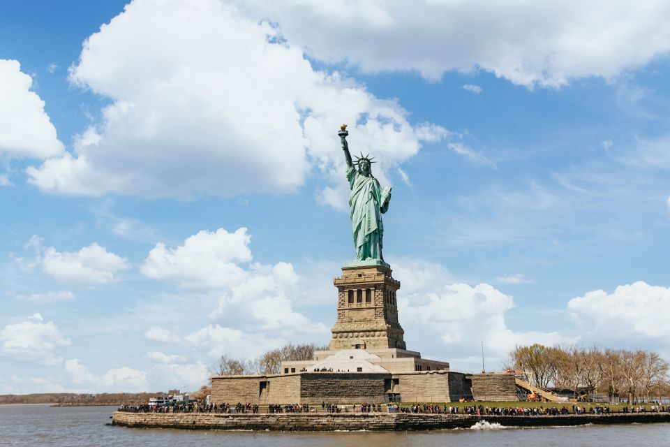 NYC: Circle Line 1.5-Hr Landmarks Skip-The-Box-Office Cruise - Under the Brooklyn, Manhattan, and Williamsburg Bridges: the wow moment