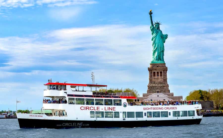 NYC: Circle Line 1-Hr Statue of Liberty Skip-The-Line Cruise - Seeing One World Trade Center from the water