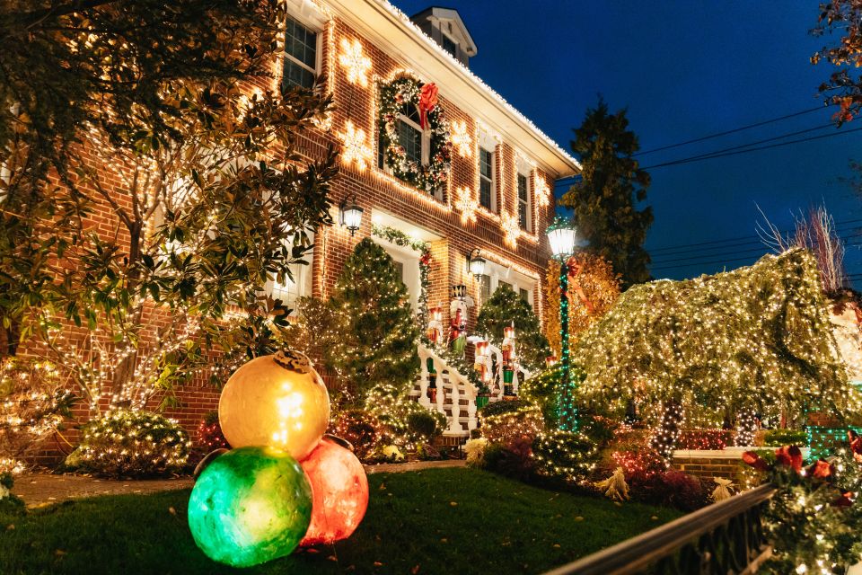 NYC: Dyker Heights Christmas Lights & Skyline View Bus Tour - From Junior’s to Dyker Heights: Starting Off With City Vibes