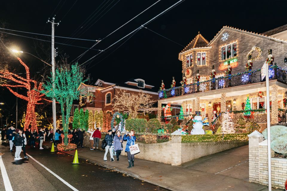 NYC: Dyker Heights Christmas Lights & Skyline View Bus Tour - Brooklyn Bridge Park: The Skyline Stop That Hits Right