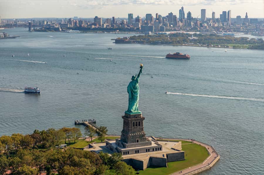 NYC: Manhattan Sightseeing Helicopter Tour - Cabin Comfort: Bose Headsets, Lockers, and a Flight That Stays Calm