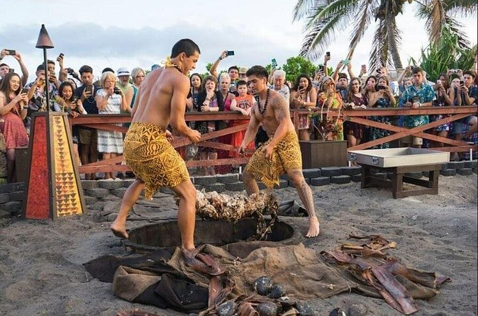 Oahu: Germaine's Luau - The Polynesian show: costumes, dancing, and audience mood
