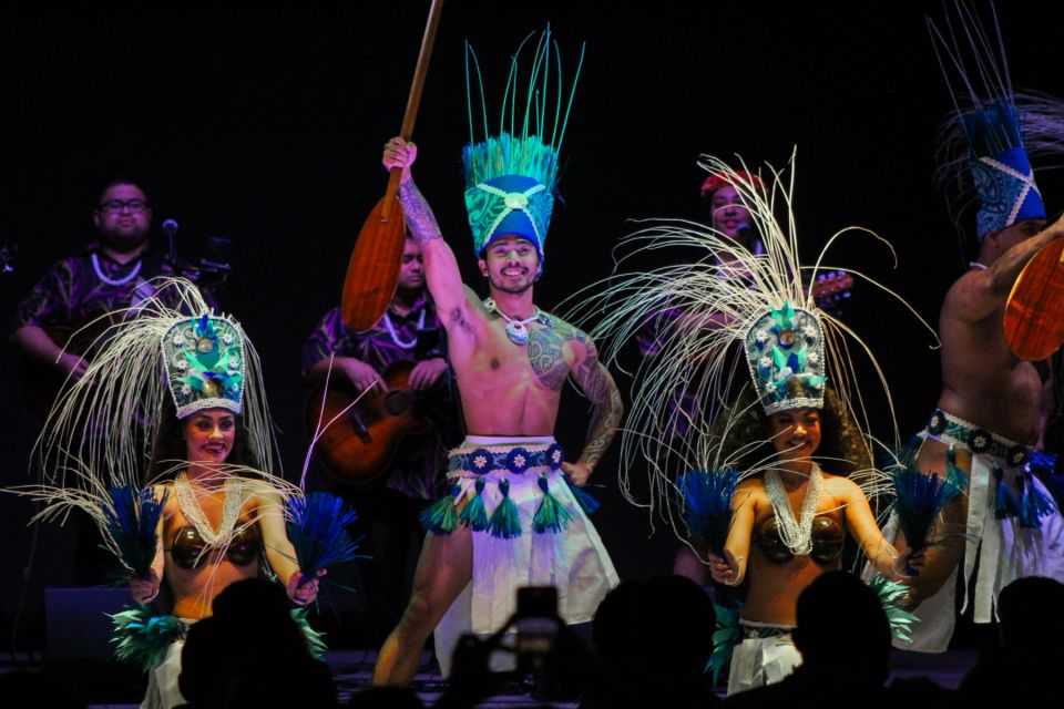 Oahu: Ka Moana Luau Dinner and Show at Aloha Tower - Celebrity seating and bar options: when upgrades make sense