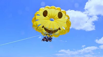 Oahu: Waikiki Parasailing - Finding the yellow booth at Slip F06 and nailing check-in timing