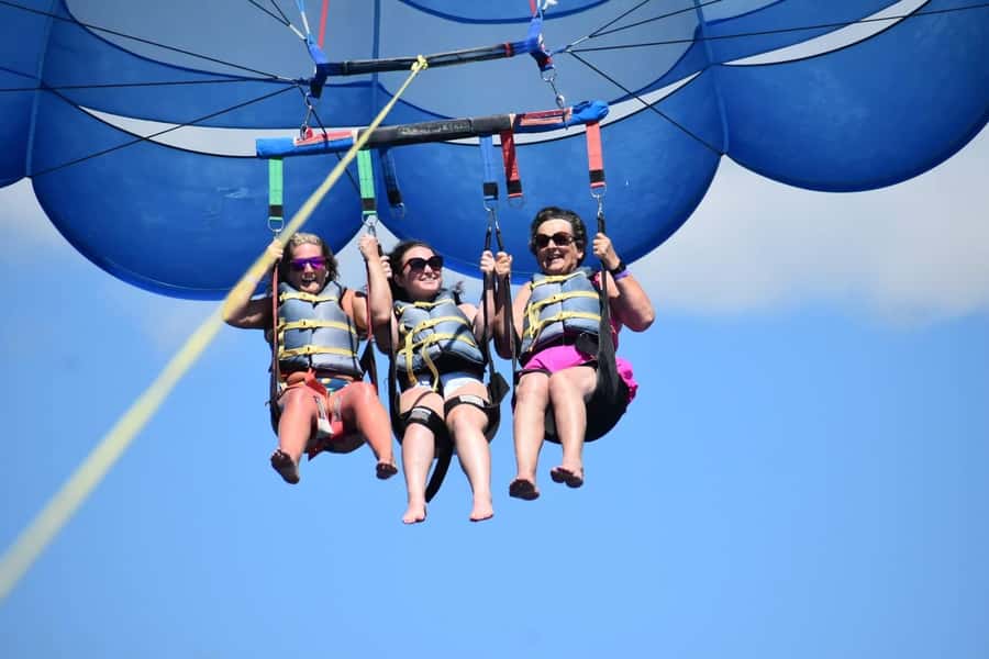 Oahu: Waikiki Parasailing - The parasailing flight itself: what it feels like in the air