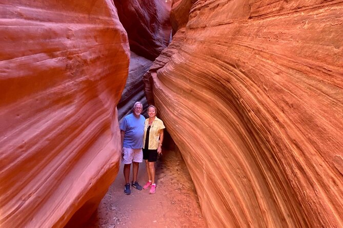Peekaboo Slot Canyon UTV and Hiking Adventure - Photo moments in a narrow canyon: how to get shots that don’t look flat