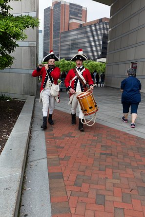 Philadelphia and Amish Country, 1-Day Tour from NYC - Guides and group energy: why the narration style matters